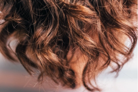 Waarom heb je in de winter zo veel last van haaruitval en hoe houd je het gezond?